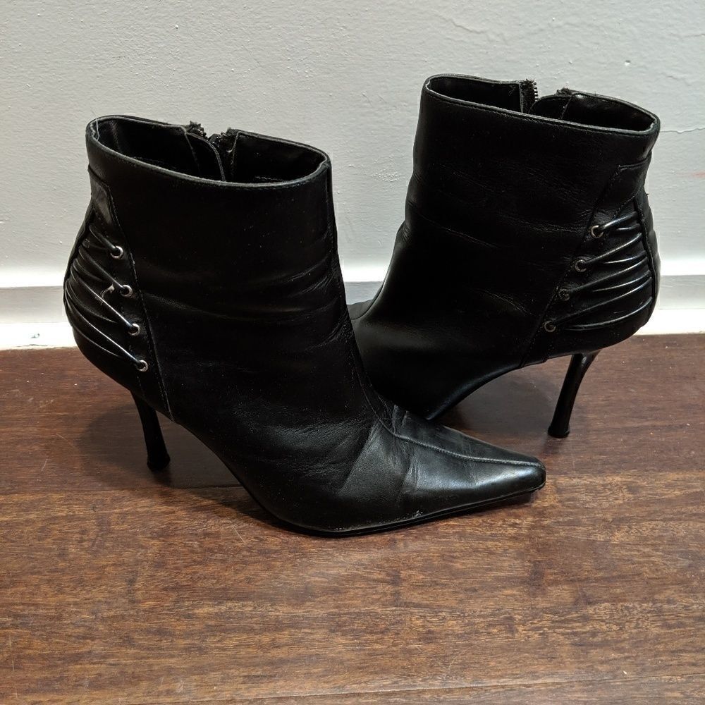 Baker'sāSamanthaāleatherĀ bootieāblackāsizeā8